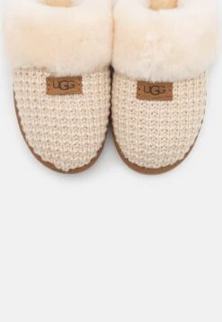 Ugg Cozy - Pantoffels - Cream -Dameskledingwinkel 0ba294fceeec41fb9fb38426add47e61