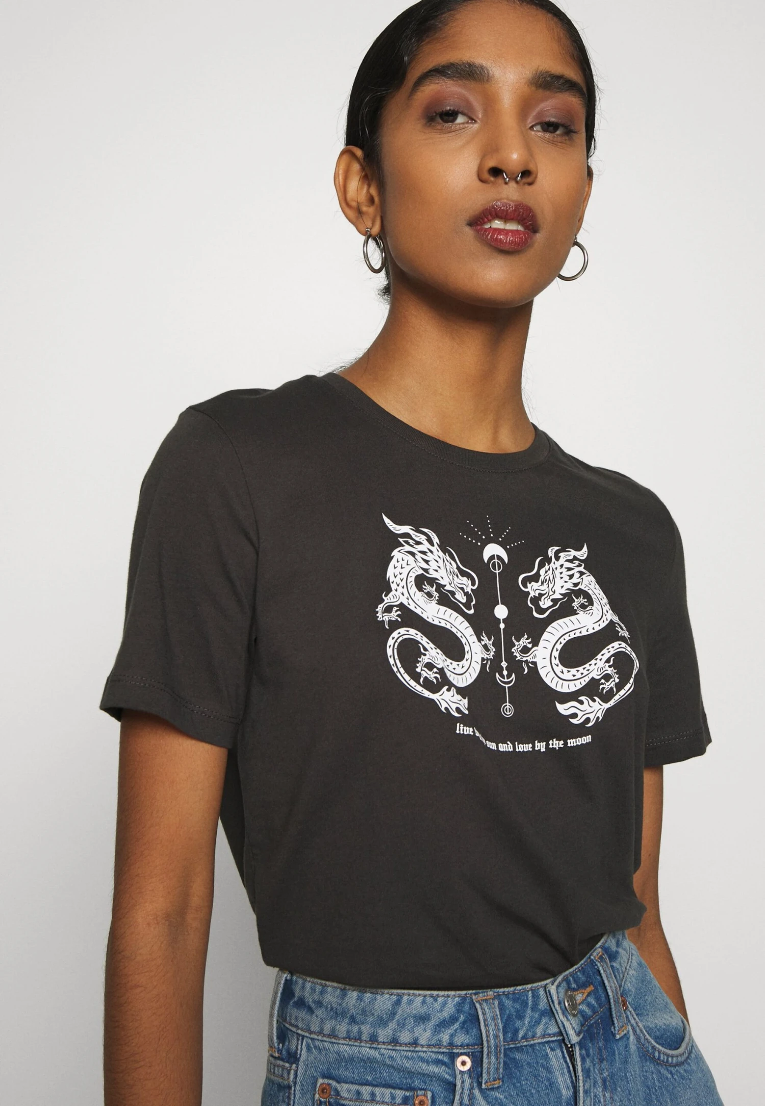 Even&Odd Hattie Mirrored Dragons Tee - T-Shirt Print - 801 - Anthracite 6 Even&Odd Hattie Mirrored Dragons Tee - T-Shirt Print - 801 - Anthracite - Afbeelding 6