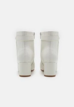 Wide Fit - Korte Laarzen - White -Dameskledingwinkel 17c7d916626b42ea97932eec2f5dc501