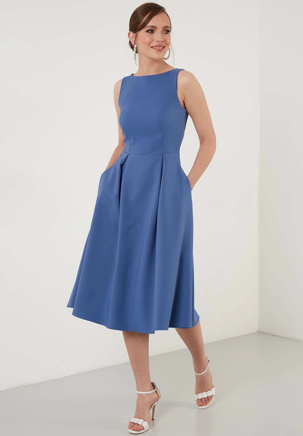 LELA Crew Neck Pleated Midi - Cocktailjurk - Indigo 1 LELA Crew Neck Pleated Midi - Cocktailjurk - Indigo
