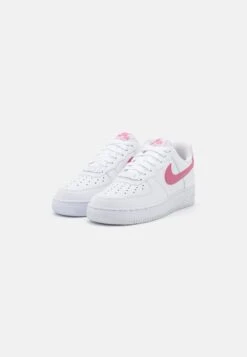 Nike Sportswear W Air Force 1 07 Ess Trnd - Sneakers Laag - White/Desert Berry 6 Nike Sportswear W Air Force 1 07 Ess Trnd - Sneakers Laag - White/Desert Berry -Dameskledingwinkel 3061fd20fe384fc19393a1172dad12ee