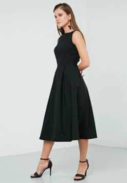 LELA Crew Neck Pleated Midi - Cocktailjurk - Black -Dameskledingwinkel 328d24b0bc484573aeb7dbe8d2fe73eb