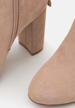 Leather - Laarzen Met Hoge Hak - Beige -Dameskledingwinkel 46cb7ba4b24644c79690a3cae899d54e