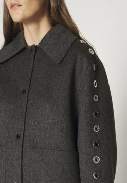 Sandro Oversize Double Face Coat With Eyelet - Halflange Jas - Gris Foncé 13 Sandro Oversize Double Face Coat With Eyelet - Halflange Jas - Gris Foncé -Dameskledingwinkel 4979a1a26384441081c4615dce6089ac