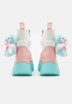 KOI FOOTWEAR Melanie Martinez Sweet Teddy Bear Platform Boots - Korte Laarzen - Blue/Pink/White -Dameskledingwinkel 4b80000437fe49128bbe5fd8d98b6074