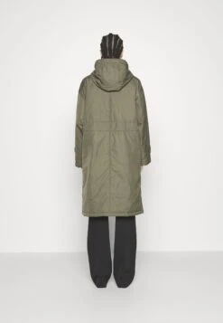 Marc O'Polo Coat Long Padded Fixed Hood Zipper Drawstring Waist - Parka - Olive Crop -Dameskledingwinkel 6891794f3bf4452a9d6a61ad7079317f
