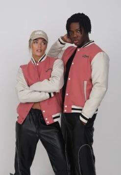 Lamar Varsity Jacket Unisex - Imitatieleren Jas - Coral 12 Lamar Varsity Jacket Unisex - Imitatieleren Jas - Coral -Dameskledingwinkel 6989b6b2882f45d285fd3d109057e05b