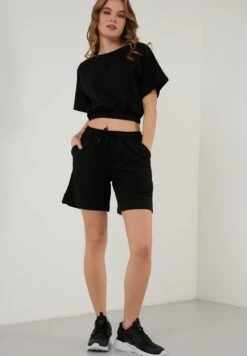 LELA Two Piece Set - Regular Fit - Shorts - Black -Dameskledingwinkel 6a789a8a3c7d42ea9361bfc458586415