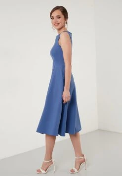 LELA Crew Neck Pleated Midi - Cocktailjurk - Indigo 7 LELA Crew Neck Pleated Midi - Cocktailjurk - Indigo -Dameskledingwinkel 7187f531871d4180b95ff0ebec18d0d6