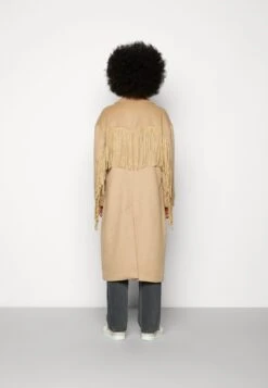 COLOURFUL REBEL Koko Fringe Coat - Mantel - Camel -Dameskledingwinkel 72d2ff27d9db45279098a166fbf8e466