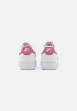 Nike Sportswear W Air Force 1 07 Ess Trnd - Sneakers Laag - White/Desert Berry 7 Nike Sportswear W Air Force 1 07 Ess Trnd - Sneakers Laag - White/Desert Berry -Dameskledingwinkel 79df3a2a791e423985008baa002cde0c