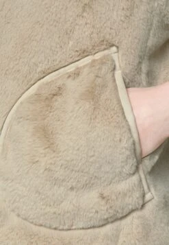 MARC CAIN Bodywarmer - Almond Milk -Dameskledingwinkel 7cd14e8ad6fe4834a01639b80fc13efe