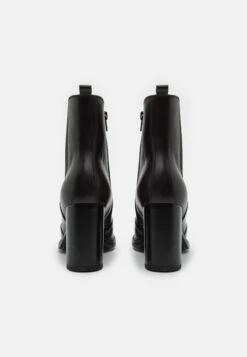 Leather- Enkellaarsjes Met Hoge Hak - Black 9 Leather- Enkellaarsjes Met Hoge Hak - Black -Dameskledingwinkel 8285c3f6f7d94045bb79e27db56d5a46