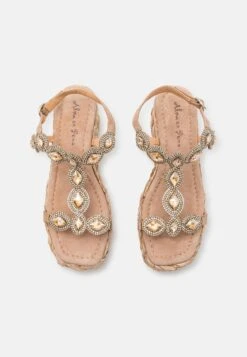 Alma En Pena Sandalen Met Sleehak - Beige -Dameskledingwinkel 95ad3eb72c8b4812b064e413e60bd6f5