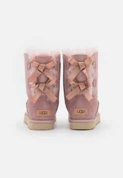 Ugg Bailey Bow - Korte Laarzen - Rose Grey 9 Ugg Bailey Bow - Korte Laarzen - Rose Grey -Dameskledingwinkel 9c242b3c6b994e2da84b5c62e188470b