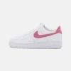 Nike Sportswear W Air Force 1 07 Ess Trnd - Sneakers Laag - White/Desert Berry