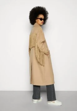 COLOURFUL REBEL Koko Fringe Coat - Mantel - Camel -Dameskledingwinkel acb6d9484a834ec28f1bf5a6b3ee7b89