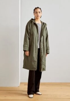 Marc O'Polo Coat Long Padded Fixed Hood Zipper Drawstring Waist - Parka - Olive Crop -Dameskledingwinkel b68bc2976e10466887511b84a6f2f820