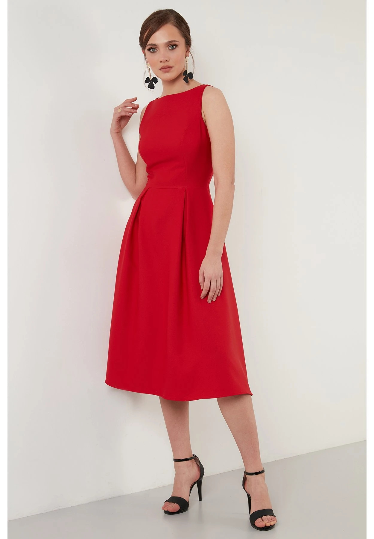 LELA Crew Neck Pleated Midi - Cocktailjurk - Red 4 LELA Crew Neck Pleated Midi - Cocktailjurk - Red - Afbeelding 4
