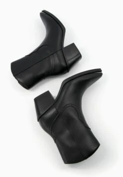 BERSHKA Heeled With Metallic Toe - Cowboy-/Bikerlaarsjes - Black -Dameskledingwinkel c1128abf442a45fb9d9131dd02219a12