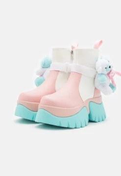 KOI FOOTWEAR Melanie Martinez Sweet Teddy Bear Platform Boots - Korte Laarzen - Blue/Pink/White -Dameskledingwinkel c1a669c57b2b40fba289021b1425f5ac