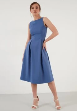 LELA Crew Neck Pleated Midi - Cocktailjurk - Indigo 6 LELA Crew Neck Pleated Midi - Cocktailjurk - Indigo -Dameskledingwinkel d3dc9593b1df4c7cbf358112bee42558
