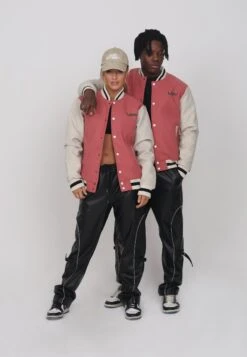 Lamar Varsity Jacket Unisex - Imitatieleren Jas - Coral 11 Lamar Varsity Jacket Unisex - Imitatieleren Jas - Coral -Dameskledingwinkel da79dc0c8f6446288071845f3a0ab1e8