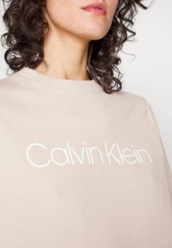 Calvin Klein Core Logo - Sweater - White Clay 9 Calvin Klein Core Logo - Sweater - White Clay -Dameskledingwinkel e2fb8b80416444bc975899181f11277c