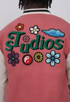 Lamar Varsity Jacket Unisex - Imitatieleren Jas - Coral 17 Lamar Varsity Jacket Unisex - Imitatieleren Jas - Coral -Dameskledingwinkel f986d7d94a644611ab0775d98e9acc81